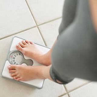 Les ados qui se sentent gros, malgré un poids normal, ont plus de risque d'être en surpoids à l'âge adulte. [Yuri Arcurs]