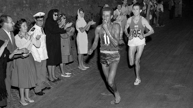 Rome 1960: l'Ethiopien Abebe Bikila court, nus pieds, vers la victoire dans le marathon.

Ethiopian athlete Abebe Bikila runs barefoot for victory in the Rome 1960 Olympic Games marathon, after passing Moroccan Abdeslam Radi, on September 10. 
EPU / AFP [EPU/AFP - 10 septembre 1960: l'Ethiopien Abebe Bikila court, nus pieds, vers la victoire à Rome.]