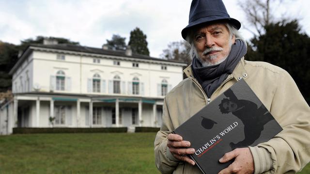 Fils aîné de Charlie Chaplin, Michael posait en 2009 devant le Manoir-de-Ban, la dernière demeure de Charlie Chaplin qui accueillera l'espace Chaplin. [FABRICE COFFRINI]