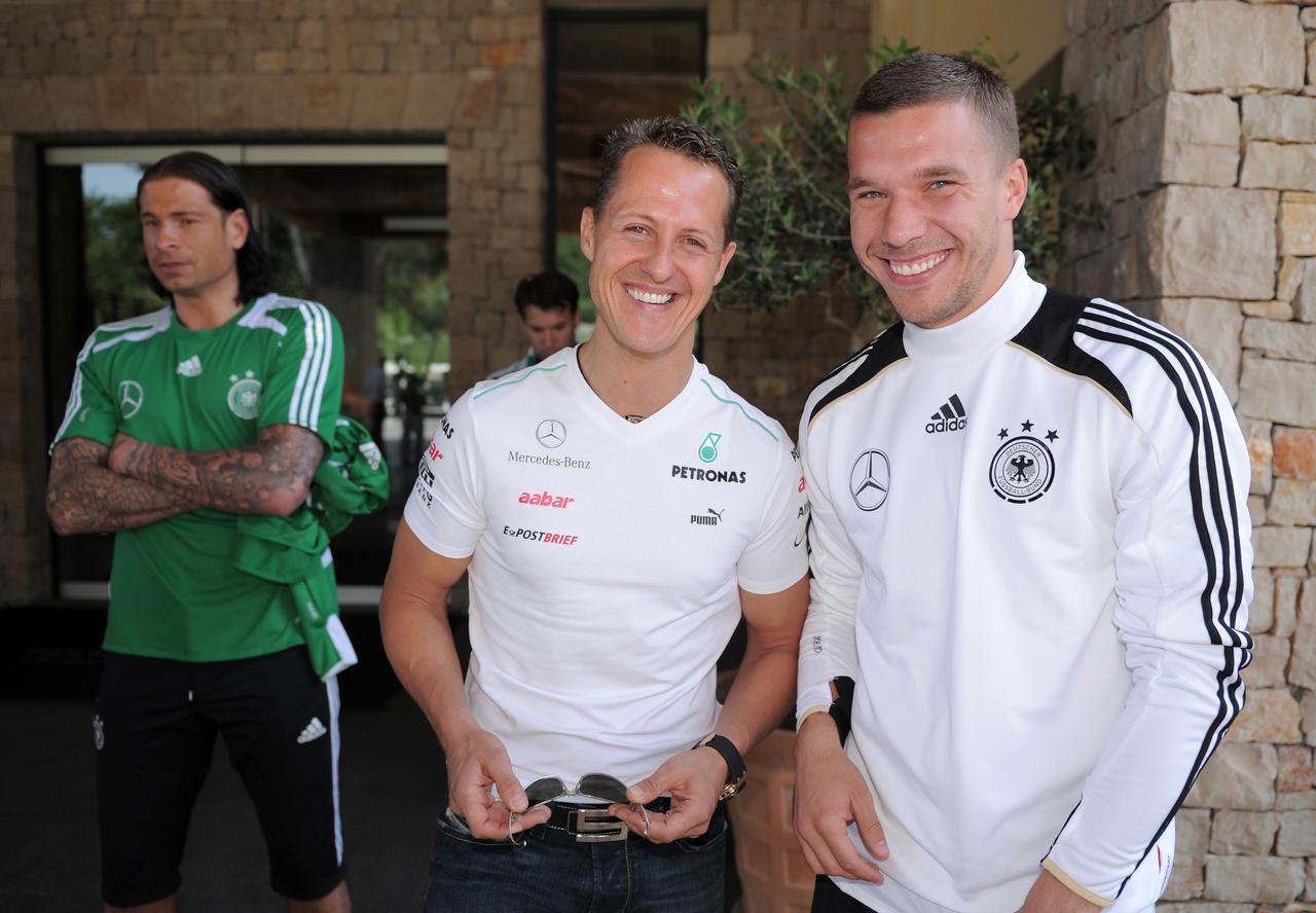 "Schumi" pose avec Lukas Podolski, un joueur qu'il apprécie tout particulièrement. [Reuters - Pool New]