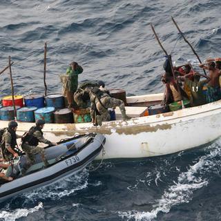 Un bateau de pirates somaliens est intercepté par la marine française dans l'océan indien - 12 novembre 2009. [EPA/ECPAD/Keystone]