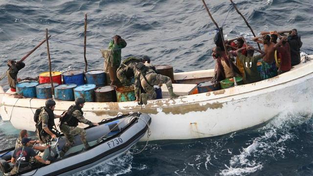 Un bateau de pirates somaliens est intercepté par la marine française dans l'océan indien - 12 novembre 2009. [EPA/ECPAD/Keystone]