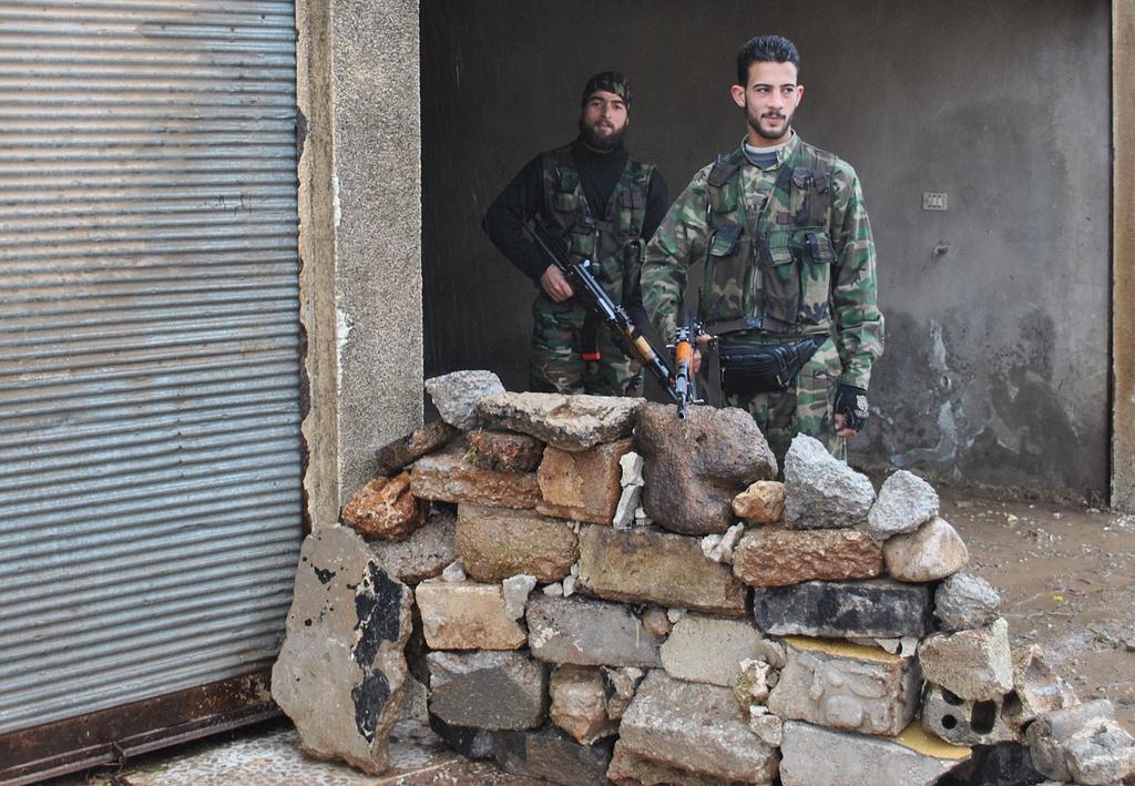 Les combats font rage en Syrie entre déserteurs - ici photographiés à Homs - et l'armée fidèle à Bachar al-Assad. [AP]