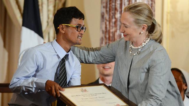 En marge de la présentation du rapport sur le trafic d'êtres humains, la secrétaire d'Etat américaine Hillary Clinton a remis une distinction à un ancien esclave cambodgien, Prum Vannak Anan.