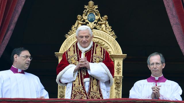 Le pape Benoît XVI depuis la loggia de la basilique Saint-Pierre, à l'occasion de la fête de Noël. [VINCENZO PINTO]