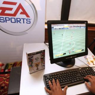Un homme joue au jeu vidéo de football d'Electronic Arts (EA) Fifa 2006, le 22 juin 2006 à New Delhi