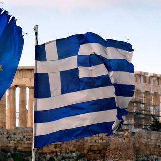 Les drapeaux de l'Union européenne et de la Grèce flottent devant le Parthénon à Athènes. [Yannis Behrakis]