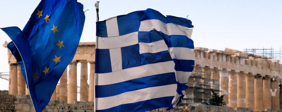 Les drapeaux de l'Union européenne et de la Grèce flottent devant le Parthénon à Athènes. [Yannis Behrakis]