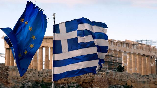 Les drapeaux de l'Union européenne et de la Grèce flottent devant le Parthénon à Athènes. [Yannis Behrakis]