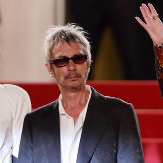 Leos Carax (à gauche) a gravi les marches à Cannes en compagnie de Kylie Minogue et de son fidèle acteur Denis Lavant. [Ian Langsdon]