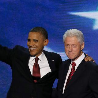 Bill Clinton rejoint par Barack Obama à la fin de son discours de Charlotte. [Getty Images/AFP - Alex Wong]