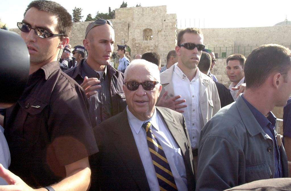 La visite d'Ariel Sharon sur l'Esplanade des Mosquées le 28 septembre 2000 est à l'origine de la seconde Intifada. [KEYSTONE - Eyal Warshavsky]