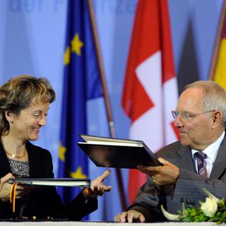 Eveline Widmer-Schlumpf en compagnie de Wolfgang Schäuble, le ministre allemand des Finances. [KEYSTONE - Soeren Stache]