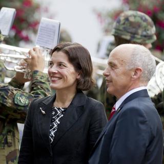 La ministre suédoise Karin Enstroem avec Uli Maurer, ce vendredi à Berne. [Peter Klaunzer]