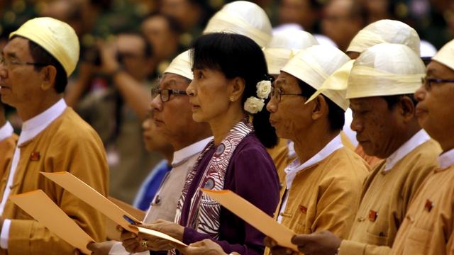 Aung San Suu Kyi et les membres de la Ligue nationale pour la démocratie prêtent serment. [EPA/NYEIN CHAN NAING]