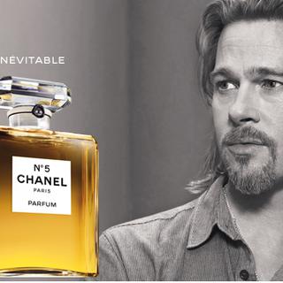 Brad Pitt est la nouvelle égérie du célèbre parfum de Chanel. [chanel.coom]
