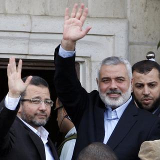 Le premier ministre du Hamas Ismail Haniyeh (droite) en compagnie du premier ministre égyptien Hicham Qandil (gauche) lors de sa visite dans la bande de Gaza ce vendredi 16 novembre. [Adel Hana]