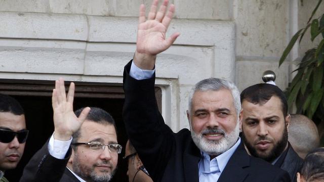 Le premier ministre du Hamas Ismail Haniyeh (droite) en compagnie du premier ministre égyptien Hicham Qandil (gauche) lors de sa visite dans la bande de Gaza ce vendredi 16 novembre. [Adel Hana]