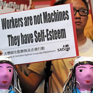 Protestataires à Hong Kong après le suicide d'un employé de la firme chinoise Foxconn, qui fabrique l'iPhone. [Mike Clarke]