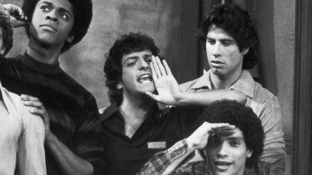 L'acteur originaire du New Jersey commence sa carrière à la télévision. Il se fait notamment connaître grâce à son rôle de Vinnie Barbarino dans la sitcom "Welcome Back, Kotter", diffusée entre 1975 et 1979. [AP Photo/ABC, file]