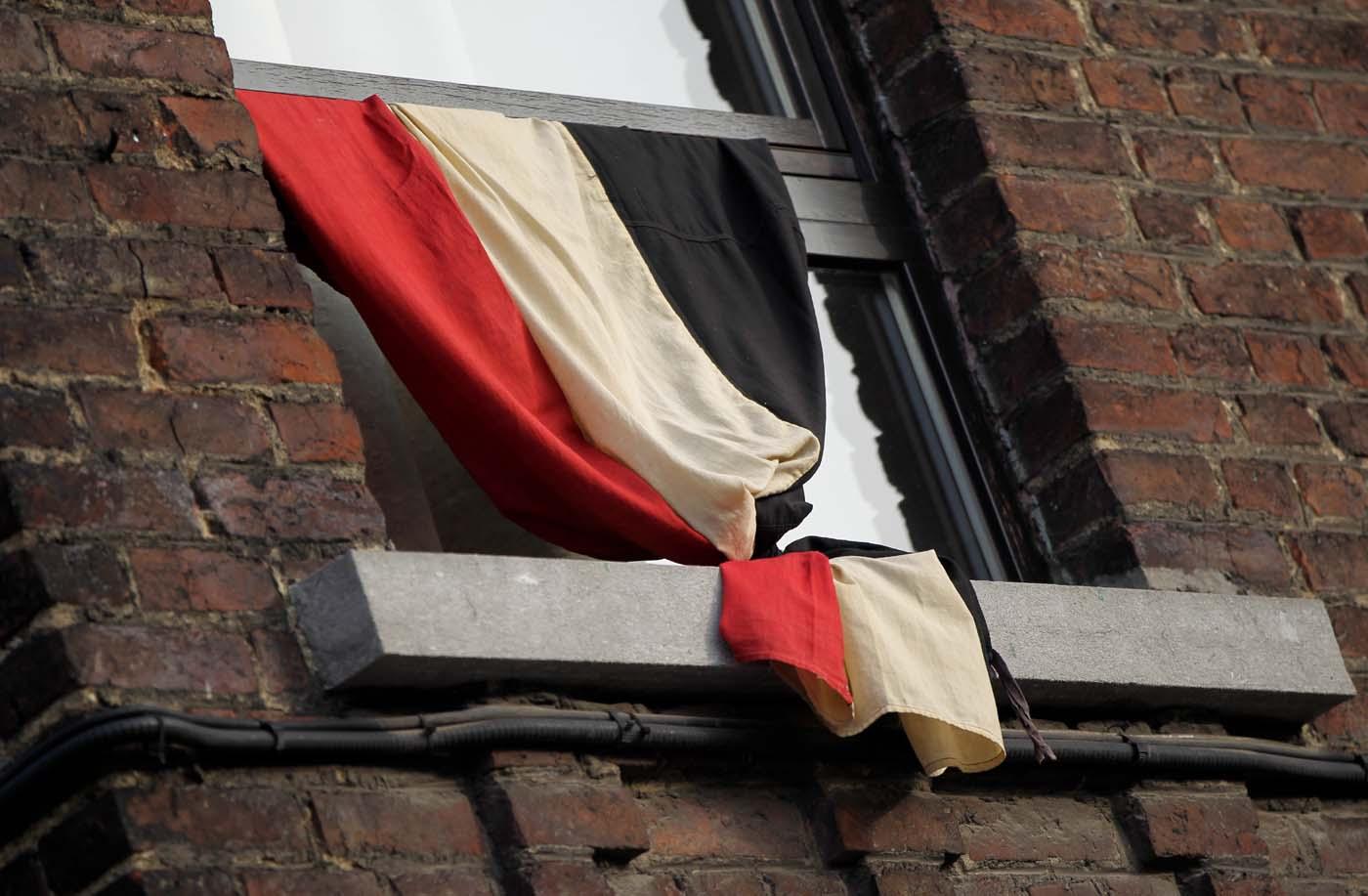 Les drapeaux belges resteront en berne toute la journée. [BELGA/AFP - Virginie Lefour]