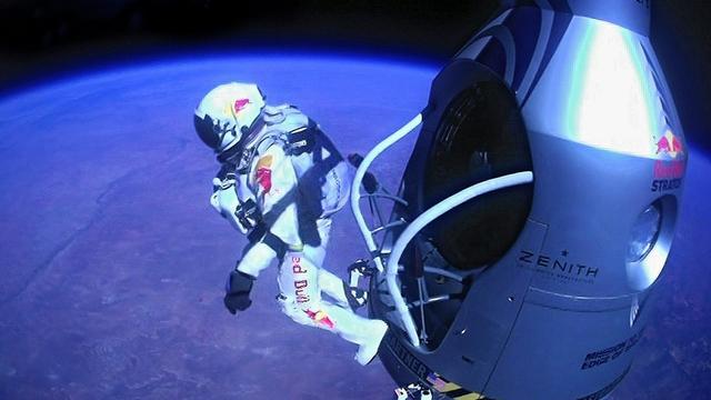 Felix Baumgartner s'est élancé depuis la capsule d'un ballon stratosphérique. [EPA/JAY NEMETH / RED BULL STRATOS]