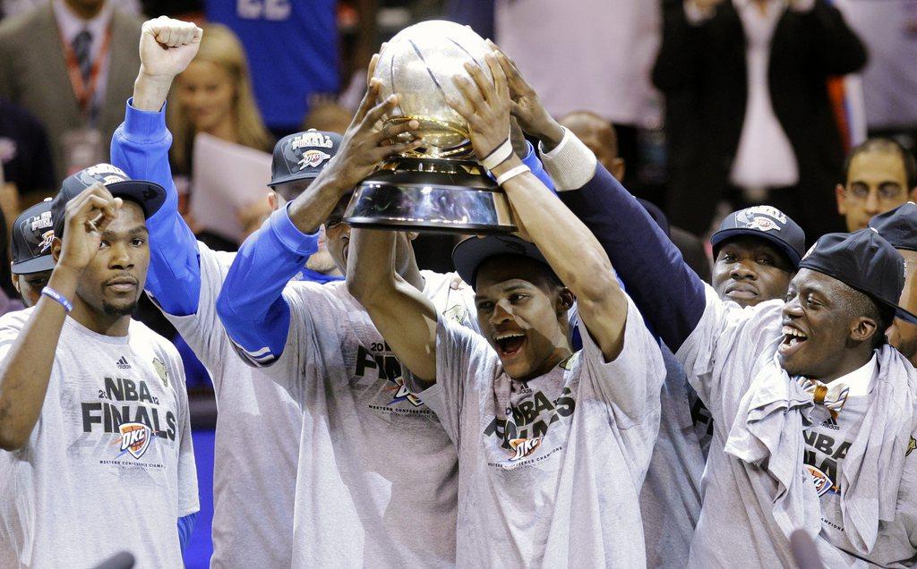 Les héros du Thunder soulèvent le trophée pour leur victoire dans leur Conférence. [KEYSTONE - Sue Ogrocki]