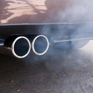 Les véhicules diesels émettent des particules fines et ultrafines dangereuses pour la santé. gaz échappement co2 pot voiture pollution trafic [Fotolia - Dmytro Panchenko]