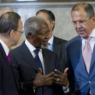 Kofi Annan, envoyé spécial de l'ONU et de la Ligue arabe pour la Syrie, entouré du secrétaire-général des Nations unies, Ban Ki-moon et du ministre russe des Affaires étrangères, Sergei Lavrov. [Haraz N. Ghanbari]