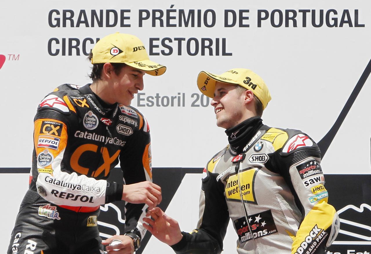 Beau joueur, Thomas Lüthi félicite Marc Marquez, vainqueur du jour. [Reuters - Marcos Borga]