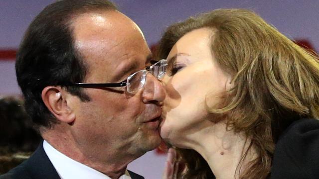 Mi-bisou, mi-baiser, François Hollande célèbre - avec sa compagne Valérie Trierweiler - à sa manière la victoire à la présidentielle le 7 mai. [Thomas Coex]