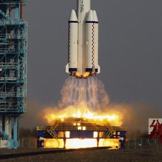 La fusée Long March II-F comprenant la navette Shenzhou qui transporte les astronautes. [Jason Lee]