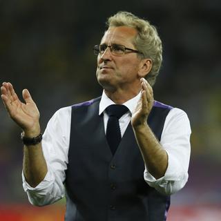L'entraîneur français Laurent Blanc applaudit ses joueurs, malgré la défaite contre la Suède. [Michaël Dalder]