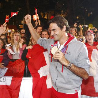 Accueil triomphal pour Roger Federer à la Maison suisse à Londres. [Peter Klaunzer]