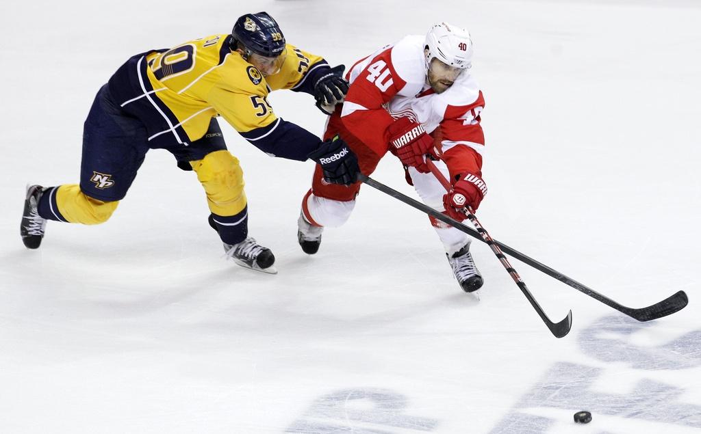 Roman Josi ici à la lutte avec Henrik Zetterberg. [Keystone - Mark Humphrey]