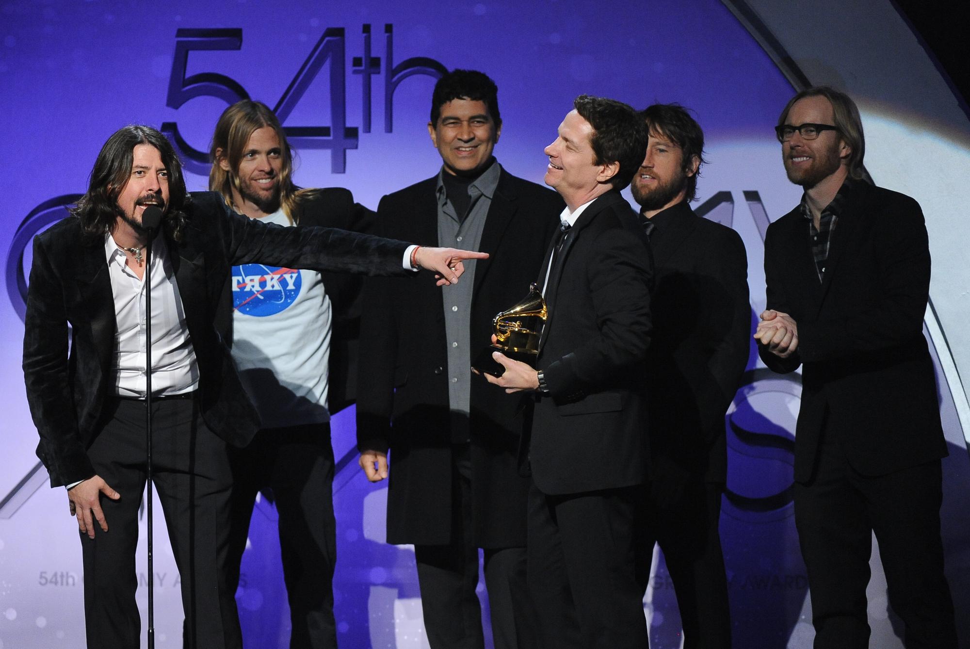 Le groupe Foo Fighters, au moment de recevoir leur prix au Staples Center de Los Angeles. [AFP - Robyn Beck]