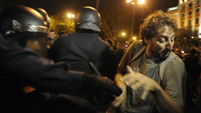 Le face-à-face a tourné à l'affrontement entre policiers et manifestants. [Dominique Faget]