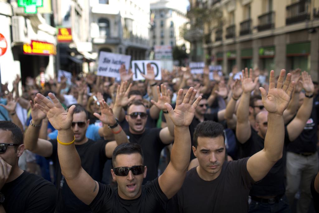 Des policiers sans insigne de fonction ont pris part aux manifestations spontanées. [KEYSTONE - Emilio Morenatti]