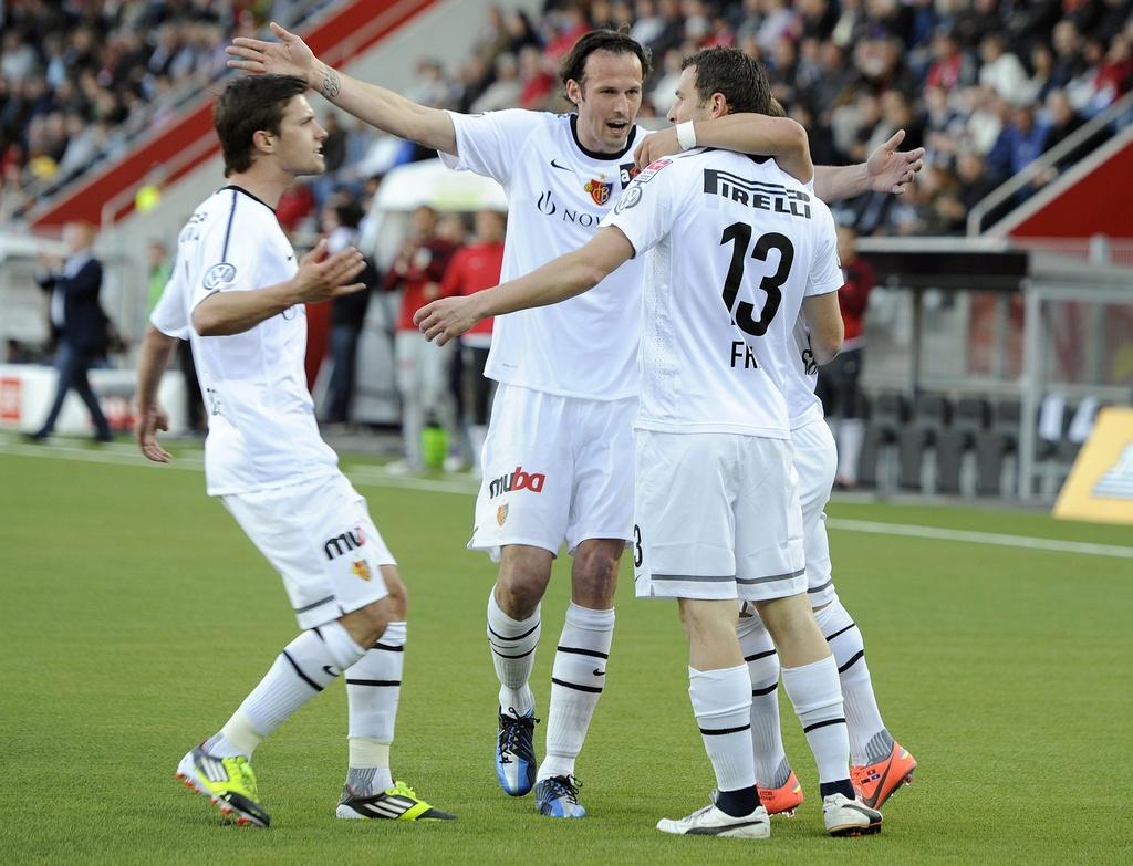 Die Basler Valentin Stocker, Marco Streller und Alexander Frei, von links, feiern den Treffer zum 3:1 beim Fussball Meisterschaftsspiel der Super League zwischen dem FC Thun und dem FC Basel 1893 am Samstag, 31. Maerz 2012, in der Arena Thun. (KEYSTONE-Peter Schneider) [Peter Schneider]