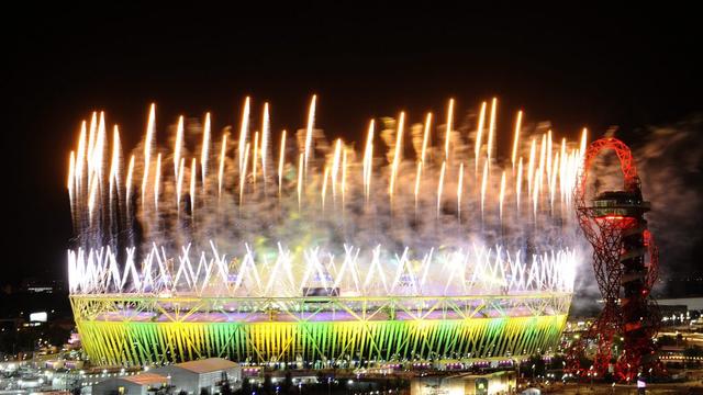 Des feux d'artifice grandiose au-dessus de stade olympique de Londres. [Facundo Arrizabalaga]