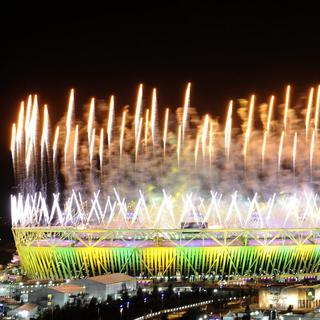 Des feux d'artifice grandiose au-dessus de stade olympique de Londres. [Facundo Arrizabalaga]
