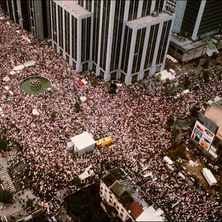 Le 20 octobre 1997, une marche blanche dans les rues de Bruxelles rassemble des centaines de milliers de personnes. Cette manifestation secoue la classe politique et est à l'origine de réformes institutionnelles visant à empêcher qu'un tel scandale ne se reproduise. [Belga]