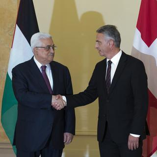 Le président palestinien Mahmoud Abbas a rencontré le chef de la diplomatie suisse, Didier Burkhalter, le 15 novembre 2012. [Lukas Lehmann]