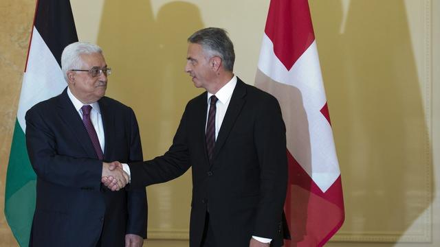 Le président palestinien Mahmoud Abbas a rencontré le chef de la diplomatie suisse, Didier Burkhalter, le 15 novembre 2012. [Lukas Lehmann]