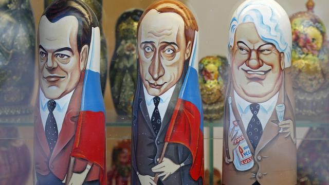 Dmitri Medvedev, Vladimir Poutine et Boris Yeltsin en statuette.