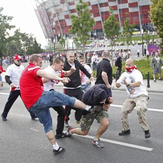 La violence: les fans polonais et russes n'ont pas montré une belle image du sport avant le match de leur équipe nationale le 12 juin à Varsovie. [Jerzy Dudek]