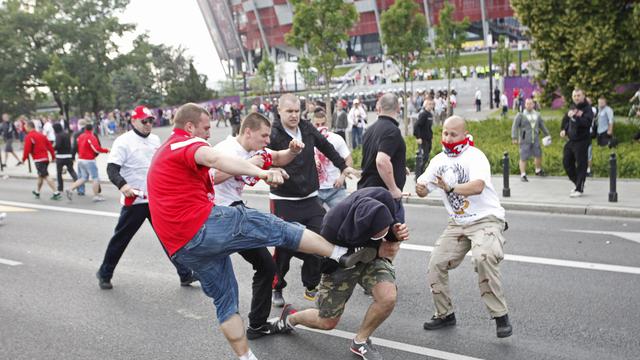 La violence: les fans polonais et russes n'ont pas montré une belle image du sport avant le match de leur équipe nationale le 12 juin à Varsovie. [Jerzy Dudek]