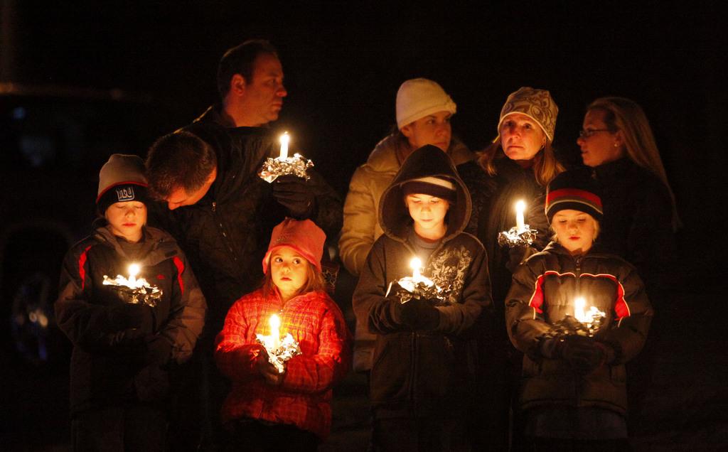 A Newtown, toute la communauté tente de se remettre après la terrible fusillade de vendredi. [Jason DeCrow]