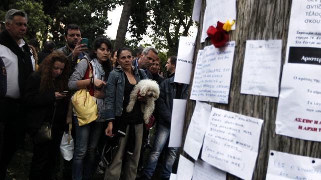 Cette manifestation de désespoir face à la crise a fait réagir la population venue se recueillir sur les lieux du drame. [Alkis Konstantinidis]