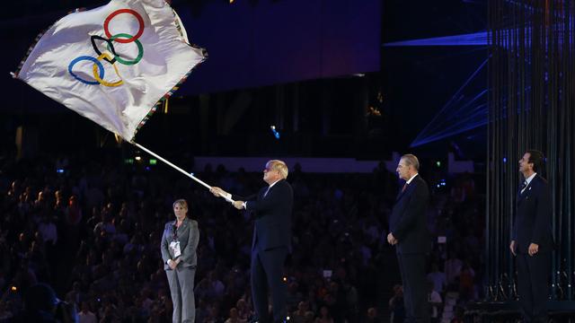 Le maire de Londres Boris Johnson agite le drapeau olympique durant la cérémonie de clôture. [Matt Dunham]
